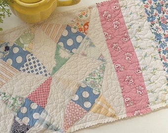 Vintage 1940s Quilt Table Runner - Soft Pastel Feedsack Fabrics - Four Pointed Stars