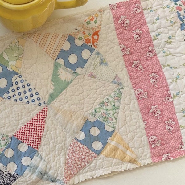 Vintage 1940s Quilt Table Runner - Soft Pastel Feedsack Fabrics - Four Pointed Stars