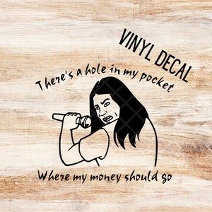 K&ouml;nnte beinhalten: Schwarz-wei&szlig;er Vinyl-Aufkleber mit einer Zeichentrickfigur einer Frau, die in ein Mikrofon singt, mit dem Text "There's a hole in my pocket where my money should go" und "Vinyl Decal" oben.