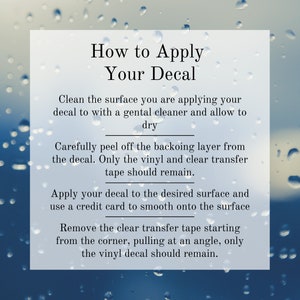 K&ouml;nnte beinhalten: Anleitung zum Anbringen eines Aufklebers. Der Text lautet: "So bringen Sie Ihren Aufkleber an. Reinigen Sie die Oberfl&auml;che, auf die Sie den Aufkleber anbringen, mit einem milden Reiniger und lassen Sie sie trocknen. Ziehen Sie die Tr&auml;gerfolie vorsichtig vom Aufkleber ab. Nur die Vinylfolie und das transparente Transferband sollten zur&uuml;ckbleiben. Bringen Sie Ihren Aufkleber auf die gew&uuml;nschte Oberfl&auml;che an und gl&auml;tten Sie ihn mit einer Kreditkarte. Entfernen Sie das transparente Transferband, indem Sie an einer Ecke beginnen und schr&auml;g ziehen, sodass nur der Vinyl-Aufkleber zur&uuml;ckbleibt."