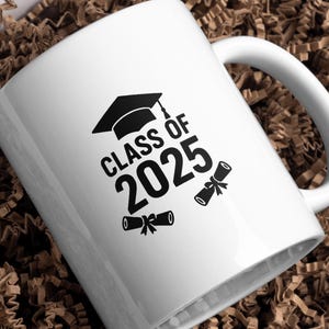 Diplomas de graduación de la clase 2025 en formato SVG: diseño digital personalizable para camisetas, tazas, invitaciones y más.