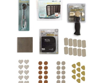 Könnte beinhalten: Eine Sammlung von Werkzeugen und Zubehör zur Schmuckherstellung, darunter ein Mini-Stempelhalter, ein Alphabet-Stanzset, ein 453 g Messing-Ergo-Hammer, 6-mm-Punktstempel und verschiedene Metallanhänger und -formen. Die Artikel sind verpackt und einsatzbereit.