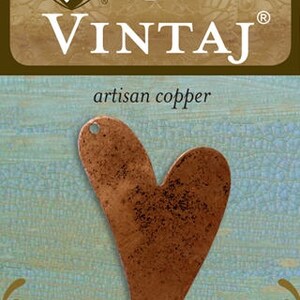 以下が含まれることがあります： ヴィンテージの「artisan copper」というラベルが付いた、アンティーク加工が施された銅製のハート型のチャームです。