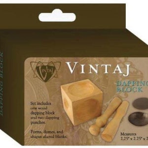Peut inclure: Un ensemble de bloc de frappe en bois avec deux poinçons de frappe en bois. L'ensemble est étiqueté "Vintaj Dapping Block" et comprend les dimensions 2,25" x 2,25" x 2,25".
