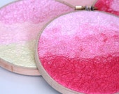 Fibre art wall hanging (Pink tones 01) – wallhanging, abstract, wall art, wall decor, fiber art, home decor, textile art, hoop art, pink