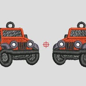 Pode incluir: Dois enfeites bordados em forma de ve&iacute;culo tipo Jeep, laranja e preto. Cada um tem pneus, grelha e acabamentos pretos, com far&oacute;is brancos e uma argola na parte superior para pendurar. Em fundo cinza claro.
