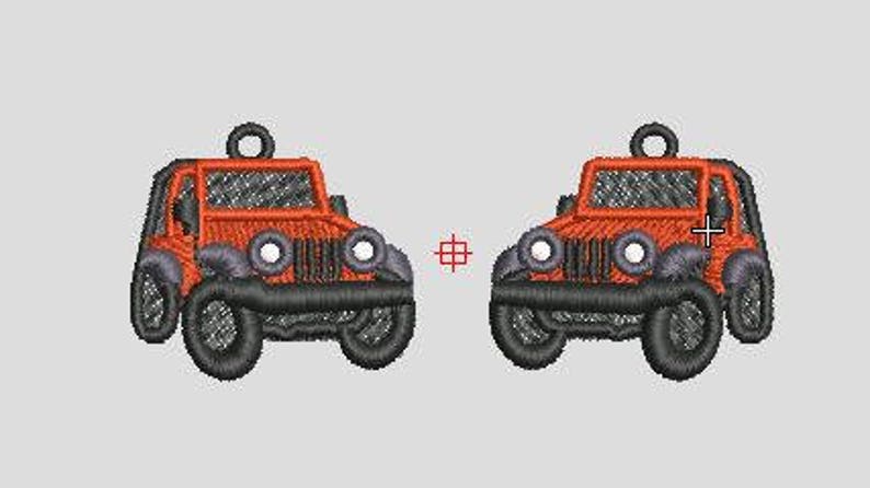 Pode incluir: Dois enfeites bordados em forma de ve&iacute;culo tipo Jeep, laranja e preto. Cada um tem pneus, grelha e acabamentos pretos, com far&oacute;is brancos e uma argola na parte superior para pendurar. Em fundo cinza claro.
