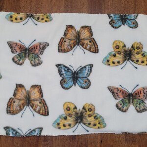 Schmetterlinge auf Creme Fleece Unterlage