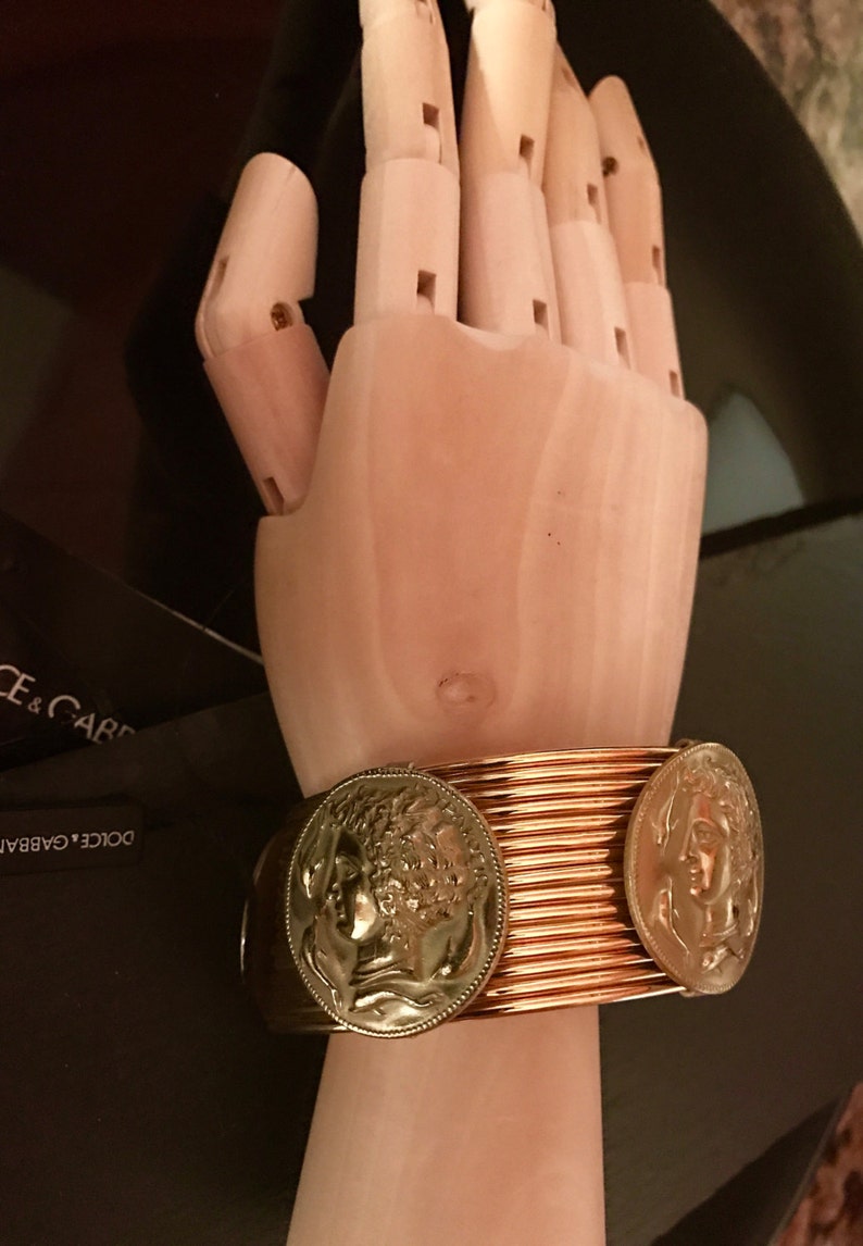 Bracelet jonc Dolce & Gabbana authentique, bracelet de piste Dolce et Gabbana vintage, bracelet à breloques en or pour femme, bracelet à pièces Dolce Gabbanba image 4