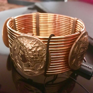 Bracelet jonc Dolce & Gabbana authentique, bracelet de piste Dolce et Gabbana vintage, bracelet à breloques en or pour femme, bracelet à pièces Dolce Gabbanba image 3