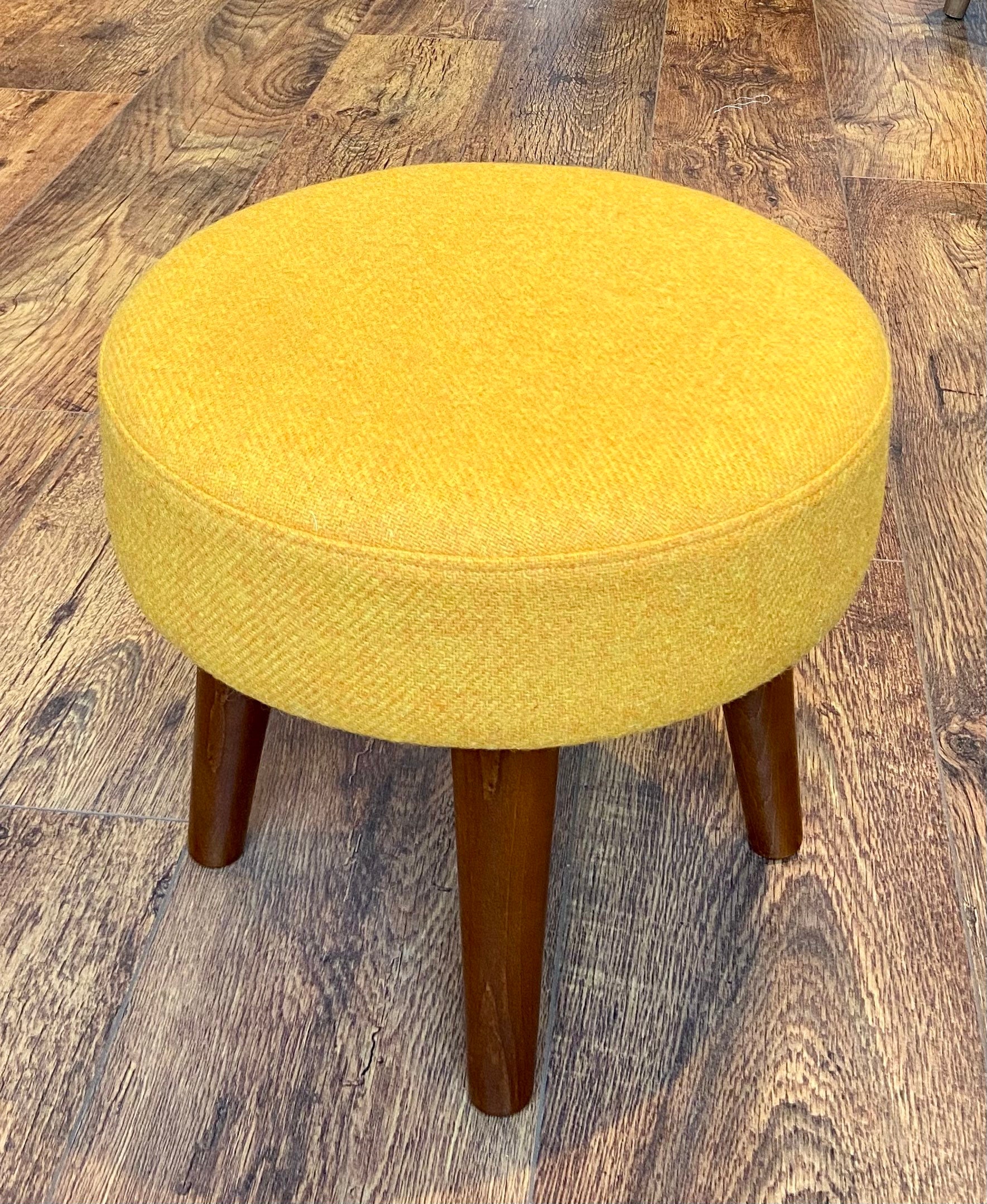 Harris Tweed イエロースツール 黄色のハリスツイード製フットスツール、ダークニス塗りの木製脚