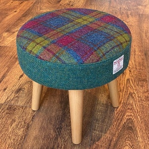 Poggiapiedi in tartan e Harris Tweed verde con gambe in legno verniciato