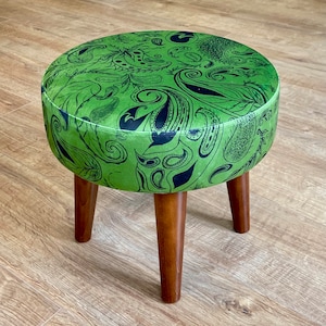 Può includere: Uno sgabello verde e nero con motivo paisley e quattro gambe in legno.