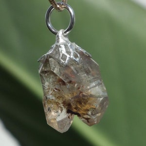Uv reactive crystal pendant // Petroleum quartz // Terminated quartz