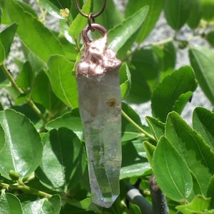 Petroleum quartz pendant // Uv reactive crystal  // golden enhydro