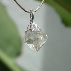 Uv reactive crystal pendant // Petroleum quartz // Terminated quartz