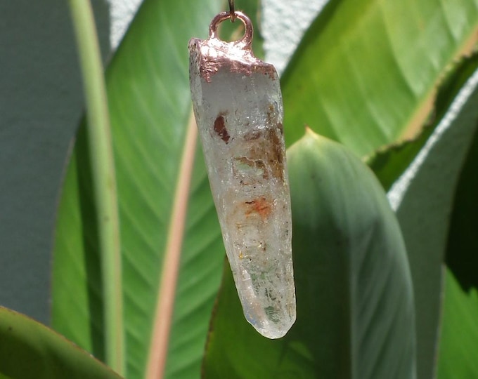 Uv reactive crystal pendant // Petroleum quartz // Terminated quartz