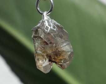 Uv reactive crystal pendant // Petroleum quartz // Terminated quartz