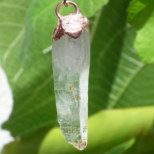 Uv reactive crystal pendant // Petroleum quartz // Terminated quartz