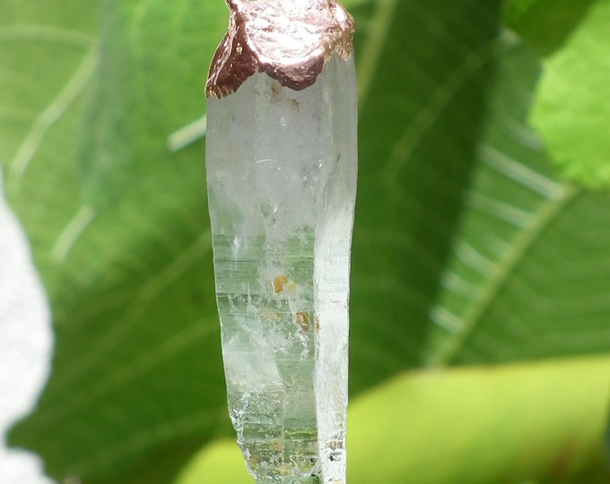 Uv reactive crystal pendant // Petroleum quartz // Terminated quartz