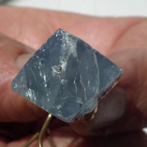 Halskette mit Anhänger aus galvanisiertem blauem Celestit | XXL Statement-Schmuck aus Heilsteinen, handgefertigt Bild 9
