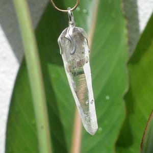 Uv reactive crystal pendant // Petroleum quartz // Terminated quartz