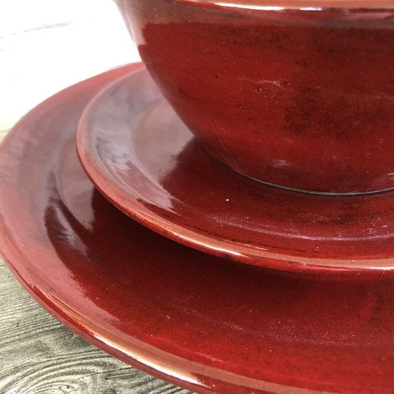 Servicio de vajilla de cer mica roja para cuatro platos hechos a
