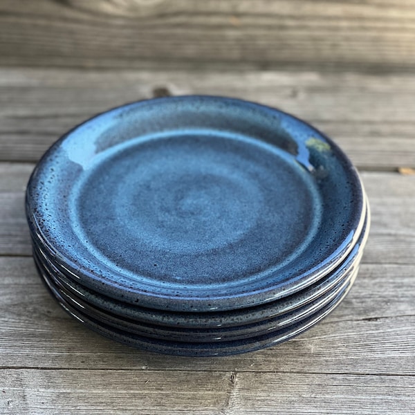 Ensemble de quatre assiettes à salade bleues. Roue jetée, poterie en grès faite sur commande