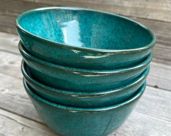 Set van 4 turquoise aardewerk soep- of ontbijtgranenkommen, handgemaakte aardewerkkommen **Op bestelling gemaakt**