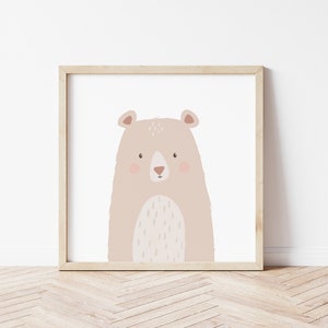 以下が含まれることがあります： ピンクの頬と白い鼻をした薄い茶色のクマの額縁入りイラスト。クマは直接見ています。