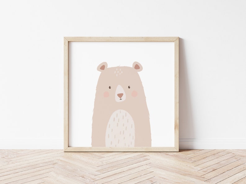 以下が含まれることがあります： ピンクの頬と白い鼻をした薄い茶色のクマの額縁入りイラスト。クマは直接見ています。