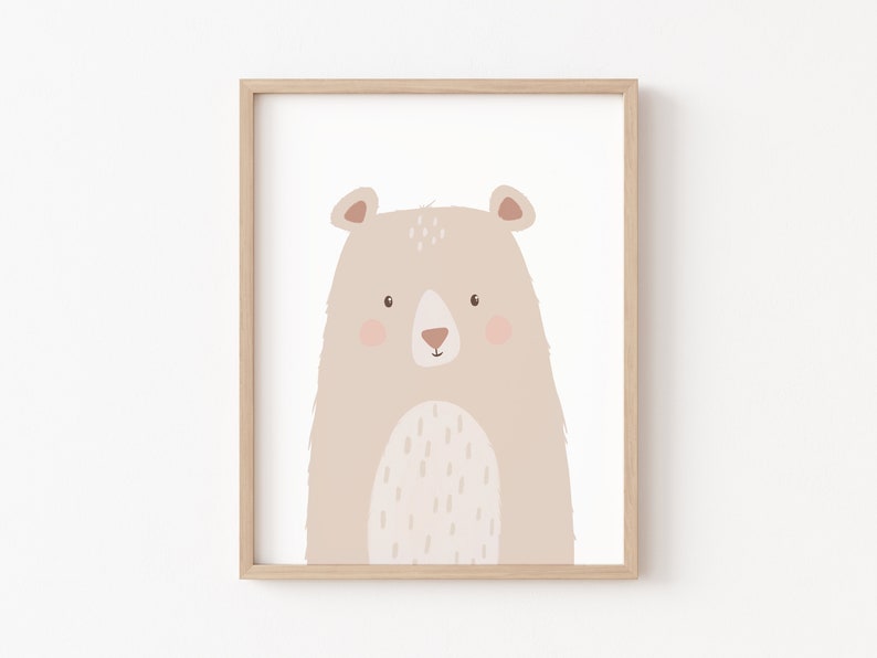 以下が含まれることがあります： ピンクの頬と白い鼻をした薄い茶色のクマの額縁入りイラスト。クマは直接見ています。