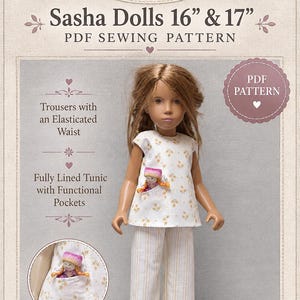 Könnte beinhalten: Ein PDF-Schnittmuster für 16- und 17-Zoll-Sasha-Puppen. Das Cover zeigt eine Puppe in einer weißen Tunika mit kleinem gelben Blumenmuster und funktionellen Taschen, kombiniert mit einer weißen Hose mit dünnen Streifen und weißen Schuhen.