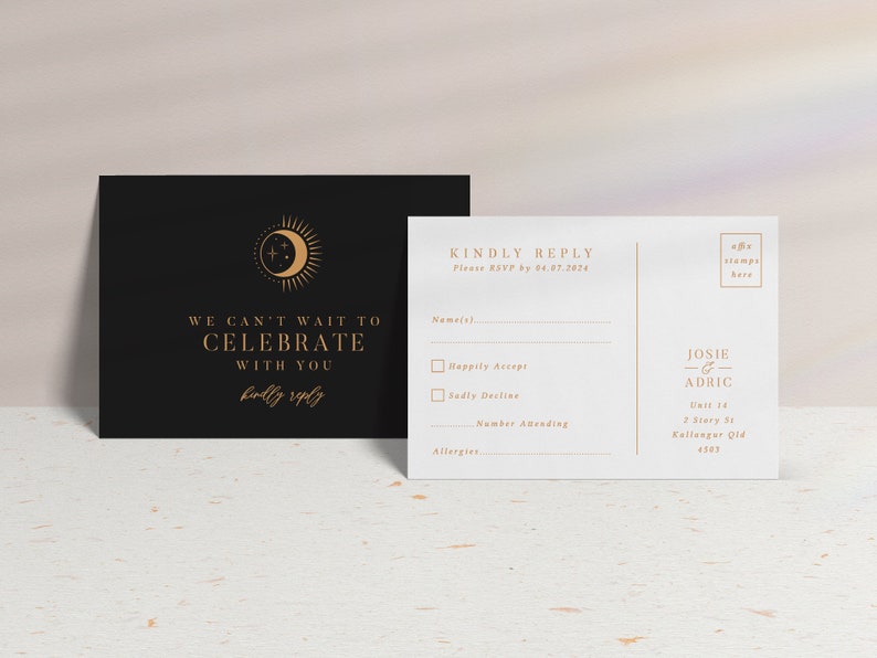 Puede incluir: Tarjeta RSVP en blanco y negro con texto dorado. El frente de la tarjeta tiene un dise&ntilde;o de luna y sol dorado con el texto "We can't wait to celebrate with you, kindly reply". El reverso de la tarjeta tiene un formulario RSVP con el texto "Kindly Reply, Please RSVP by 06.07.2024", "Name(s)", "Happily Accept", "Sadly Decline", "Number Attending", "Allergies", "Josie & Adric", "Unit 14, 2 Stary St, Kallanger Ol, 4503".