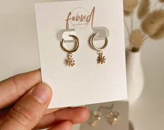 Pendientes pequeños de aro con forma de margarita y mini flores chapados en oro