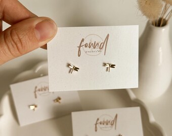 Pendientes de botón con forma de libélula en miniatura chapados en oro: Joyería minimalista