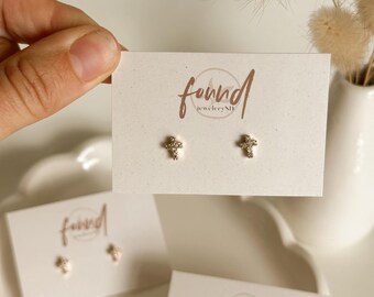 Pendientes de botón en forma de cruz miniatura chapados en oro y con circonitas cúbicas: Joyería minimalista