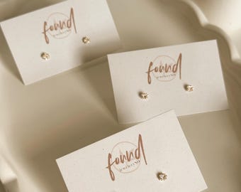 Pendientes de botón chapados en oro con circonitas cúbicas y diamantes: joyería minimalista.
