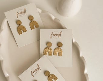 Pendientes colgantes clásicos de latón con forma de arco: joyería geométrica minimalista.