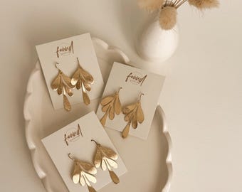 Pendientes largos con forma de hoja chapados en oro