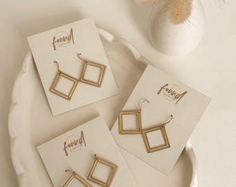 Pendientes colgantes clásicos de latón con diamantes: joyería geométrica minimalista.