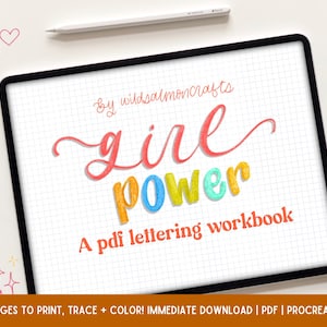 以下が含まれることがあります： 「girl power」と「A pdf lettering workbook」というテキストが表示されたカラフルなグラフィックをデジタルタブレットに表示しています。「by wildsalmoncrafts」というテキストは画面の右上隅にあります。タブレットは、スタイラスと小さな絵が描かれた白い表面の上に置かれています。
