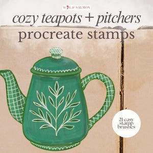 Op de afbeelding: Illustratie van een teal theepot met witte blad- en steeld details, een geruite handvat en tuit, en een geruit deksel. De tekst "cozy teapots + pitchers" en "procreate stamps" staat bovenaan. De tekst "21 easy stamp brushes" staat onderaan.