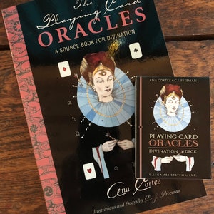 Autor podpisał książkę i zestaw kart do gry Oracles, jak wróżyć wróżbiarstwo, gotyk, ezoteryka, mistyka, geomancja, karty tarota, channeling