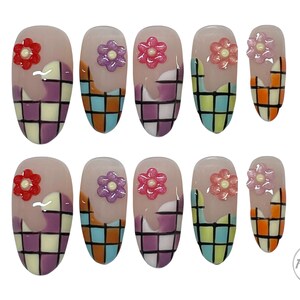 Drücken Sie auf die Nägel, Designerpresse auf die Nägel, Nägel aufdrücken, falsche Nägel, Frühlingsnägel, flippige Nägel, Sommernägel, Festivalnägel, Retronägel