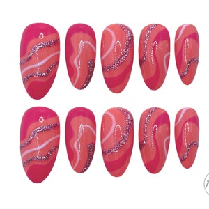 Drücken Sie auf die Nägel, Designerpresse auf die Nägel, Frühlingsnägel, Sommernägel, Festivalnägel, Wirbelnägel, Korallennägel, Rosanägel, Glitzernägel