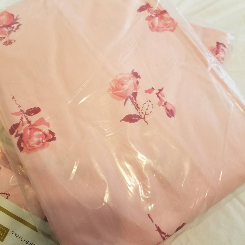 Absolutely Beautiful Vintage FullDouble Sheet Set Includes Flat Complete Set Fitted and Two Pillowcases. Brand New