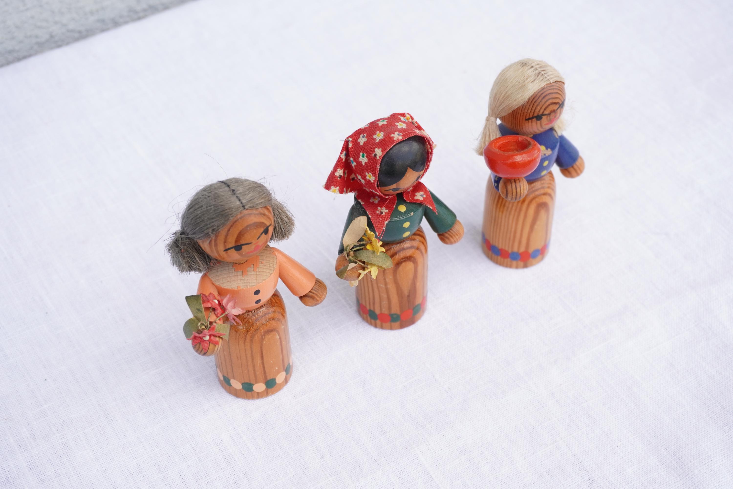 ヴィンテージ木製人形 3 体セット。小さなコレクション用人形。3 体