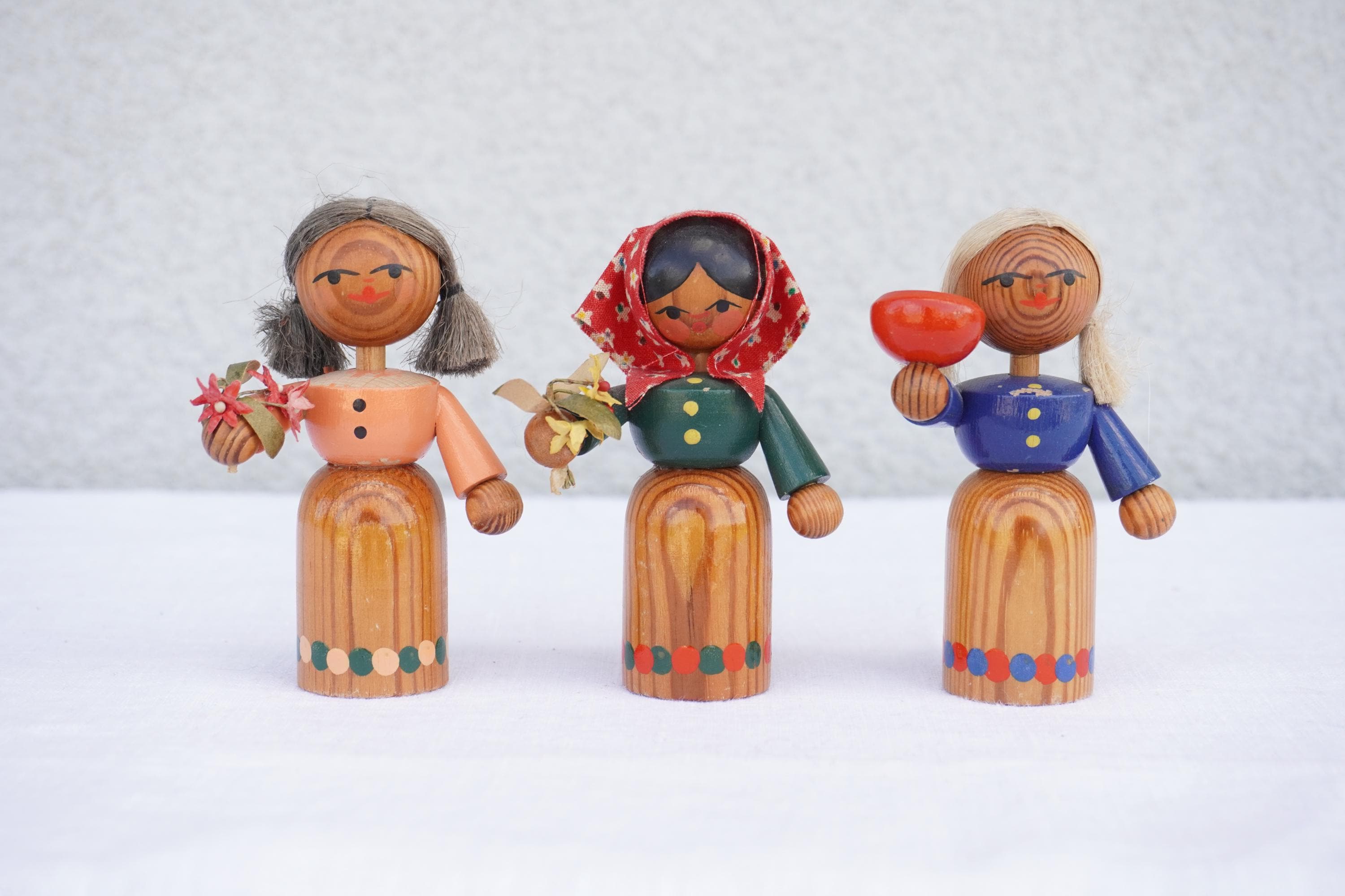 ヴィンテージ木製人形 3 体セット。小さなコレクション用人形。3 体