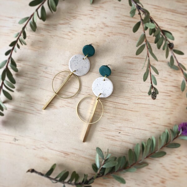 Pendientes de latón Circle Stick en un color de dos tonos - Eucalyptus Green & Speckled Sand